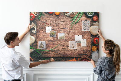 Kurken prikbord met natuurlijke ingrediënten op een houten achtergrond