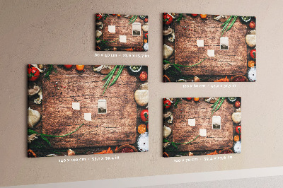Kurken prikbord met natuurlijke ingrediënten op een houten achtergrond