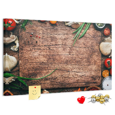 Kurken prikbord met natuurlijke ingrediënten op een houten achtergrond