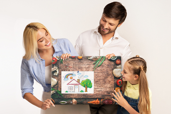 Kurken prikbord met natuurlijke ingrediënten op een houten achtergrond
