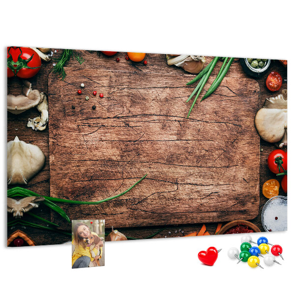 Kurken prikbord met natuurlijke ingrediënten op een houten achtergrond