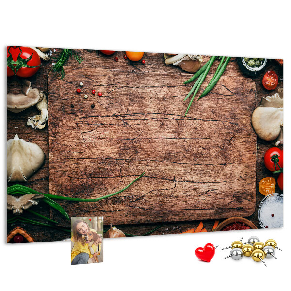 Kurken prikbord met natuurlijke ingrediënten op een houten achtergrond