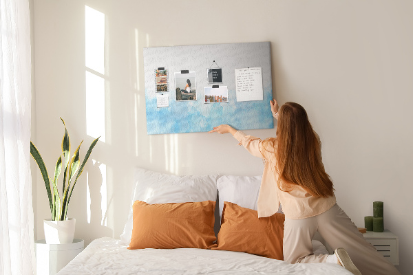 Prikbord met een achtergrond van fijne blauwe aquarelgolven