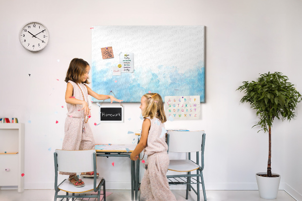 Prikbord met een achtergrond van fijne blauwe aquarelgolven