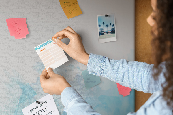 Prikbord met een achtergrond van fijne blauwe aquarelgolven