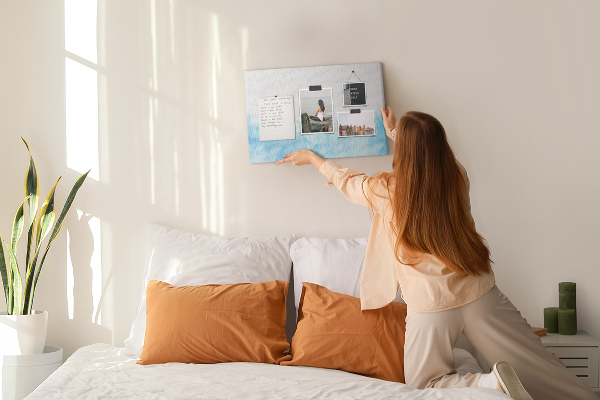 Prikbord met een achtergrond van fijne blauwe aquarelgolven
