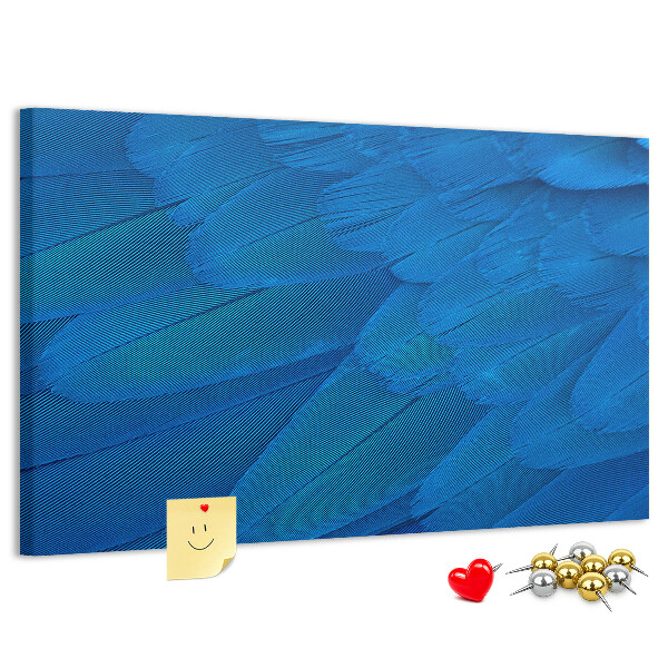 Kurken prikbord met blauwe veren en verfijnde details