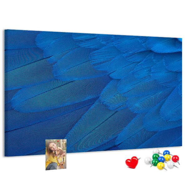 Kurken prikbord met blauwe veren en verfijnde details