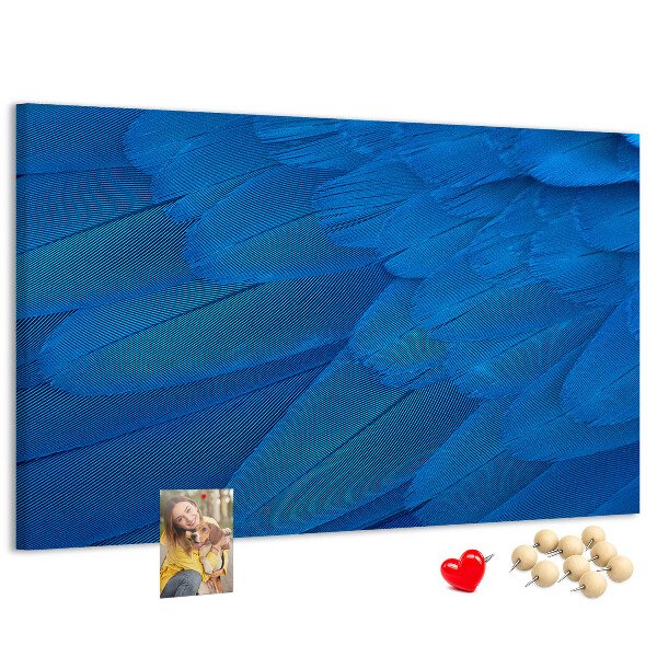 Kurken prikbord met blauwe veren en verfijnde details