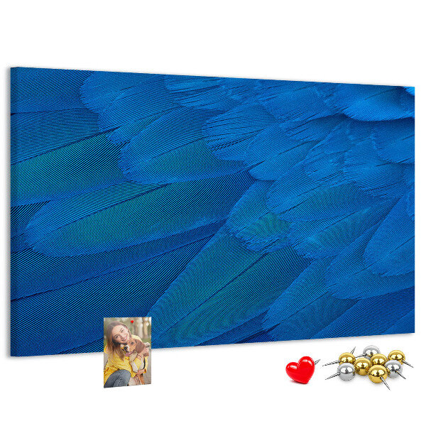 Kurken prikbord met blauwe veren en verfijnde details