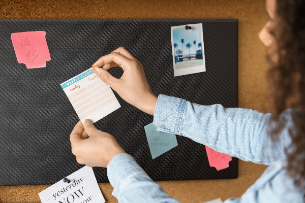 Prikbord zwarte stof met subtiel ruitpatroon