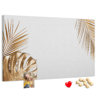Prikbord met gouden bladeren op een witte achtergrond