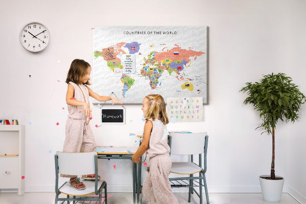 Wereldkaart prikbord met gemarkeerde landen