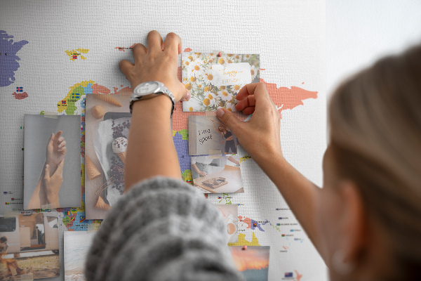 Wereldkaart prikbord met gemarkeerde landen