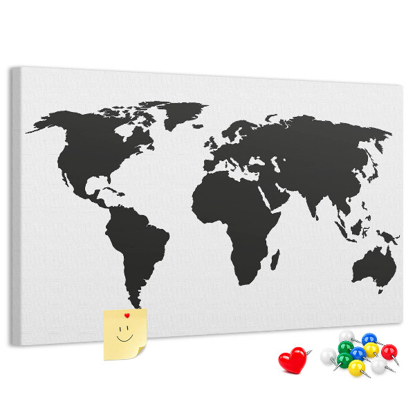 met een zwarte wereldkaart als muurdecoratie