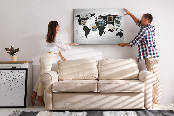 Prikbord met een zwarte wereldkaart als muurdecoratie