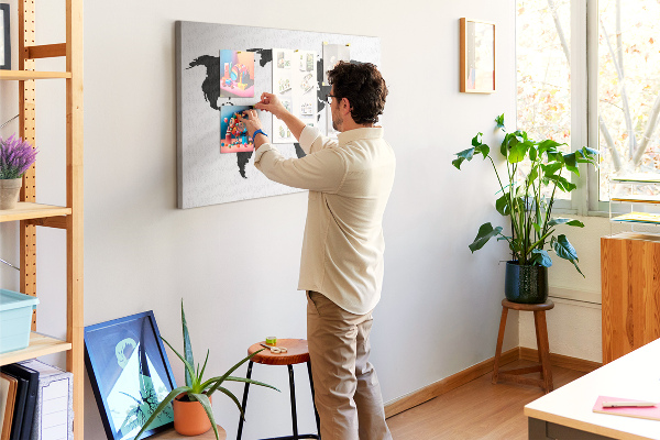 Prikbord met een zwarte wereldkaart als muurdecoratie