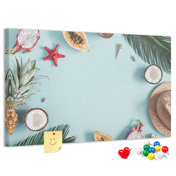 met tropische vruchten en strandaccessoires