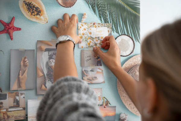 Prikbord met tropische vruchten en strandaccessoires