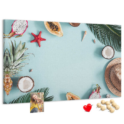 Prikbord met tropische vruchten en strandaccessoires