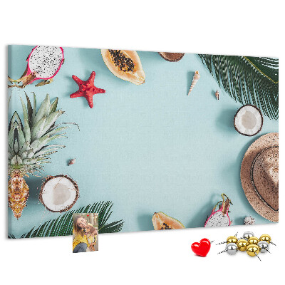 Prikbord met tropische vruchten en strandaccessoires