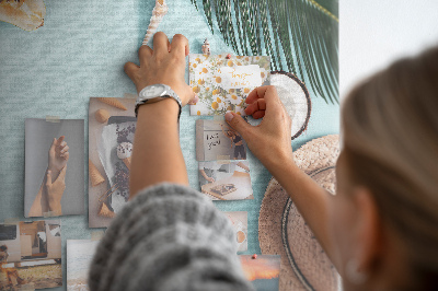 Prikbord met tropische vruchten en strandaccessoires