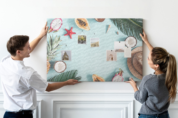 Prikbord met tropische vruchten en strandaccessoires