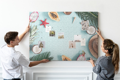 Prikbord met tropische vruchten en strandaccessoires