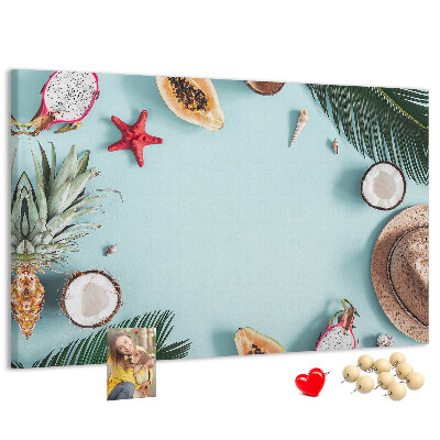 Prikbord met tropische vruchten en strandaccessoires