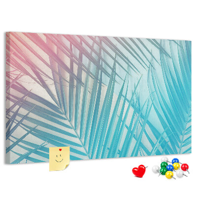 Prikbord met tropische bladeren op een pastelkleurige achtergrond