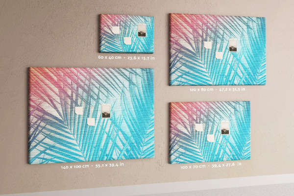 Prikbord met tropische bladeren op een pastelkleurige achtergrond