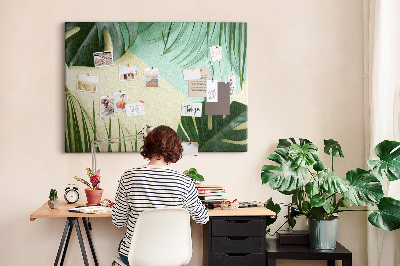 Kurkbord met tropische bladeren op een pastelkleurige achtergrond