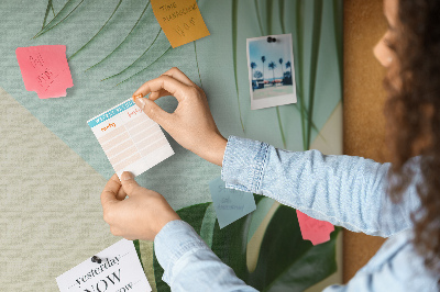 Kurkbord met tropische bladeren op een pastelkleurige achtergrond