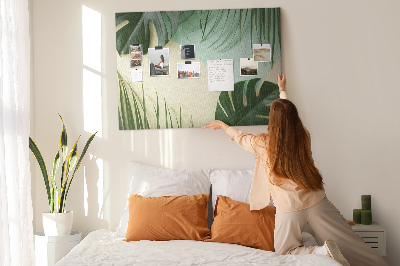 Kurkbord met tropische bladeren op een pastelkleurige achtergrond