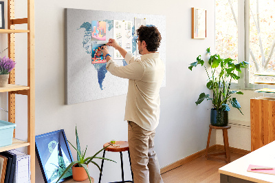 Kurk prikbord met abstracte wereldkaart in blauwe tinten