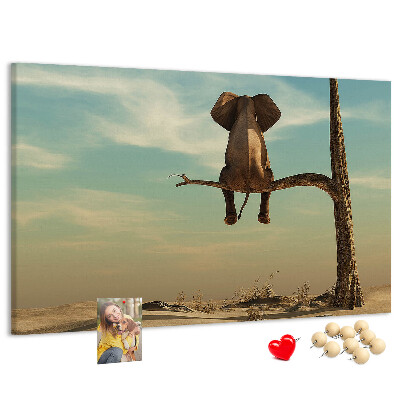 Kurkbord met een afbeelding van een olifant op een tak in een woestijnlandschap