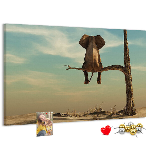 Kurkbord met een afbeelding van een olifant op een tak in een woestijnlandschap