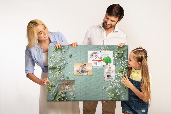 Kurken prikbord met bloemenpatroon op een groene achtergrond