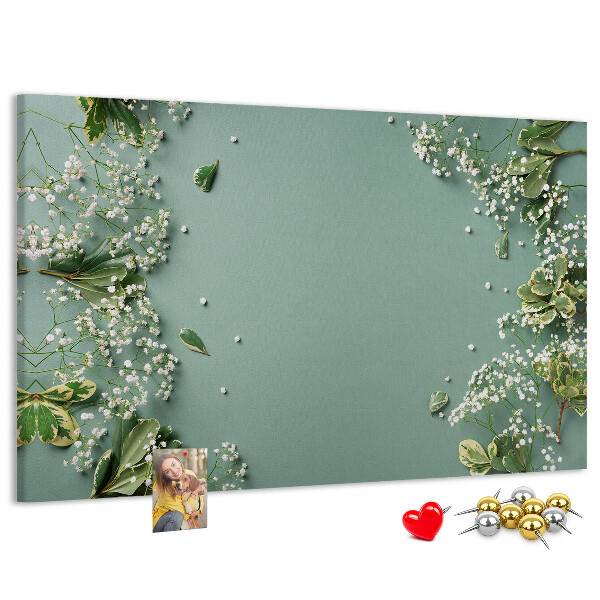 Kurken prikbord met bloemenpatroon op een groene achtergrond
