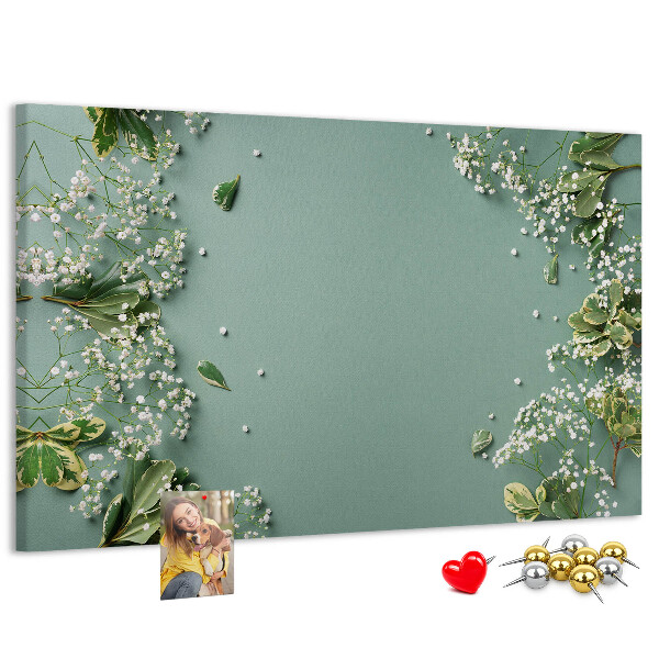 Kurken prikbord met bloemenpatroon op een groene achtergrond