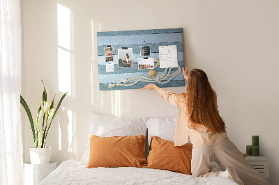 Prikbord met afbeelding van zeegezicht met schelpen en touw