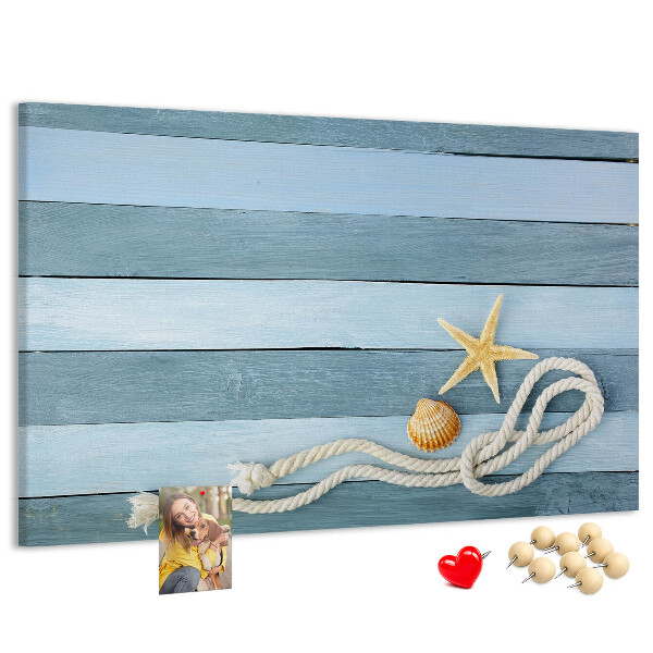 Prikbord met afbeelding van zeegezicht met schelpen en touw