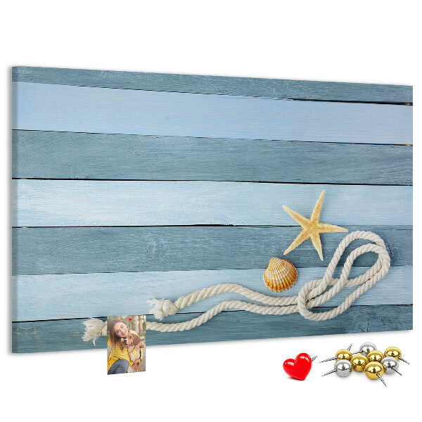 Prikbord met afbeelding van zeegezicht met schelpen en touw