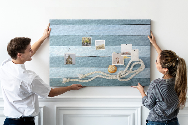 Prikbord met afbeelding van zeegezicht met schelpen en touw