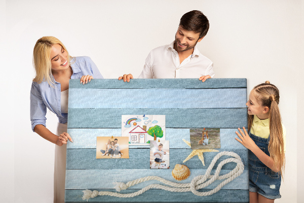 Prikbord met afbeelding van zeegezicht met schelpen en touw