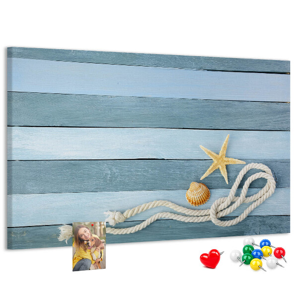 Prikbord met afbeelding van zeegezicht met schelpen en touw