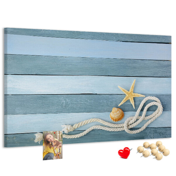 Prikbord met afbeelding van zeegezicht met schelpen en touw