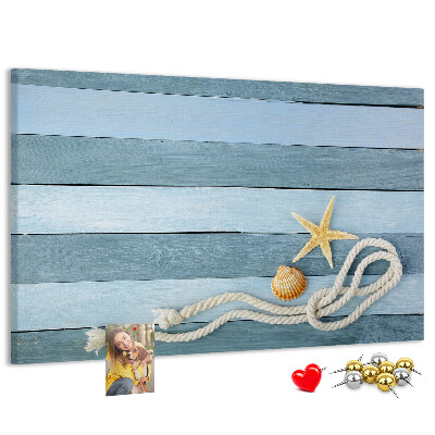 Prikbord met afbeelding van zeegezicht met schelpen en touw
