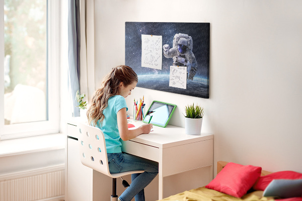Kurken prikbord met astronaut in de ruimte