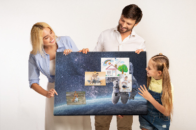 Kurken prikbord met astronaut in de ruimte